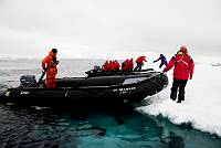 Weddell sea, touristes landing on the ice shelf   - Antarctica  <br>///<br>mer de Weddell, touristes, debarquement sur la banquise   - Antarctique <br>///<br>ANTAR072